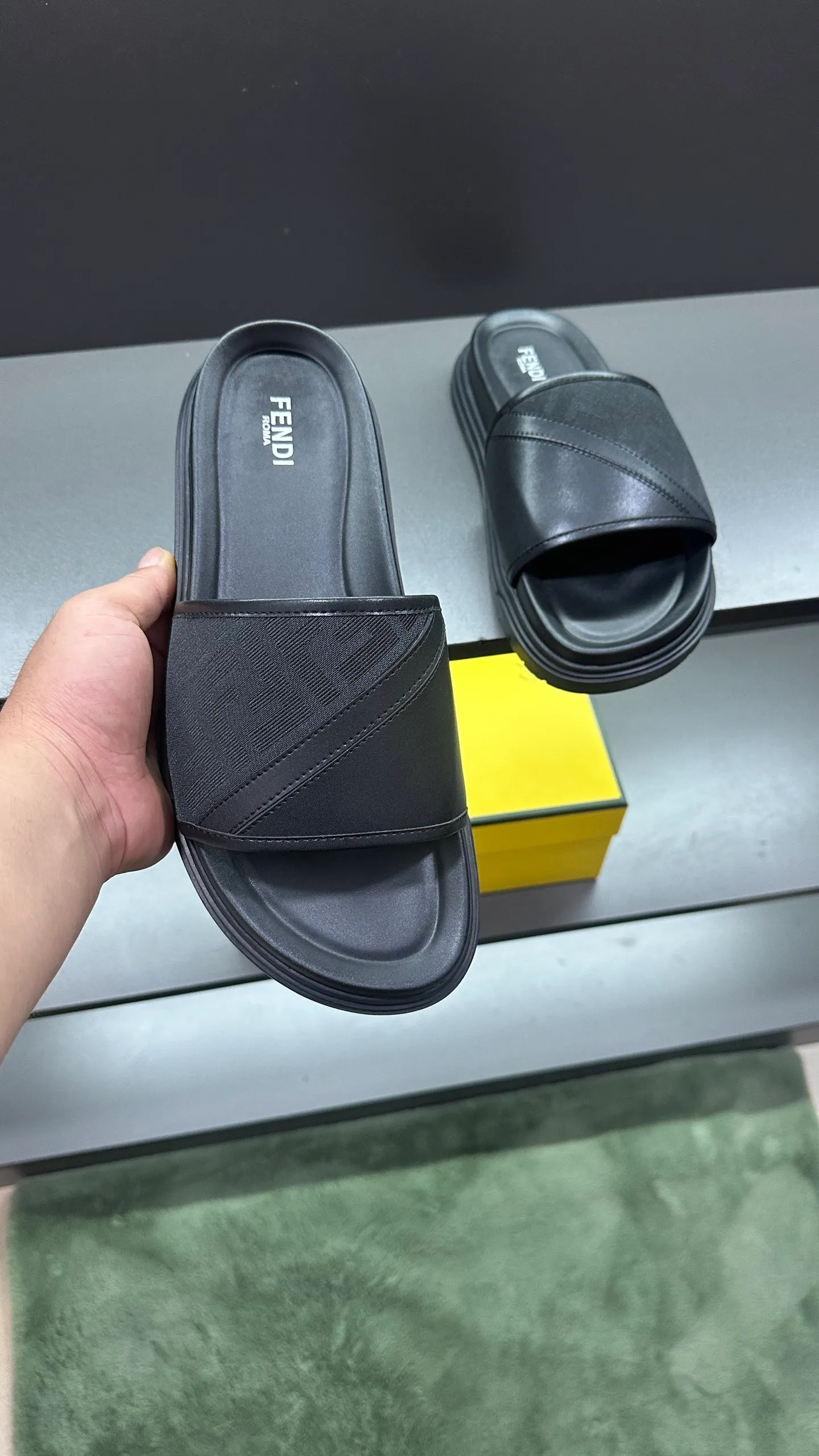P300 [Fendi Slippers] High-end men's shoes brand, official website 1:1 latest masterpiece: original mold customization, fabrics made of imported original materials, upgraded outsole, lighter and non-slip. The market's top quality, simple yet tasteful, a must-have for fashionistas, fashionable at your feet, full of confidence, the same style at the counter 👍The season of summer slippers is here. Code: 38-45, 46 order